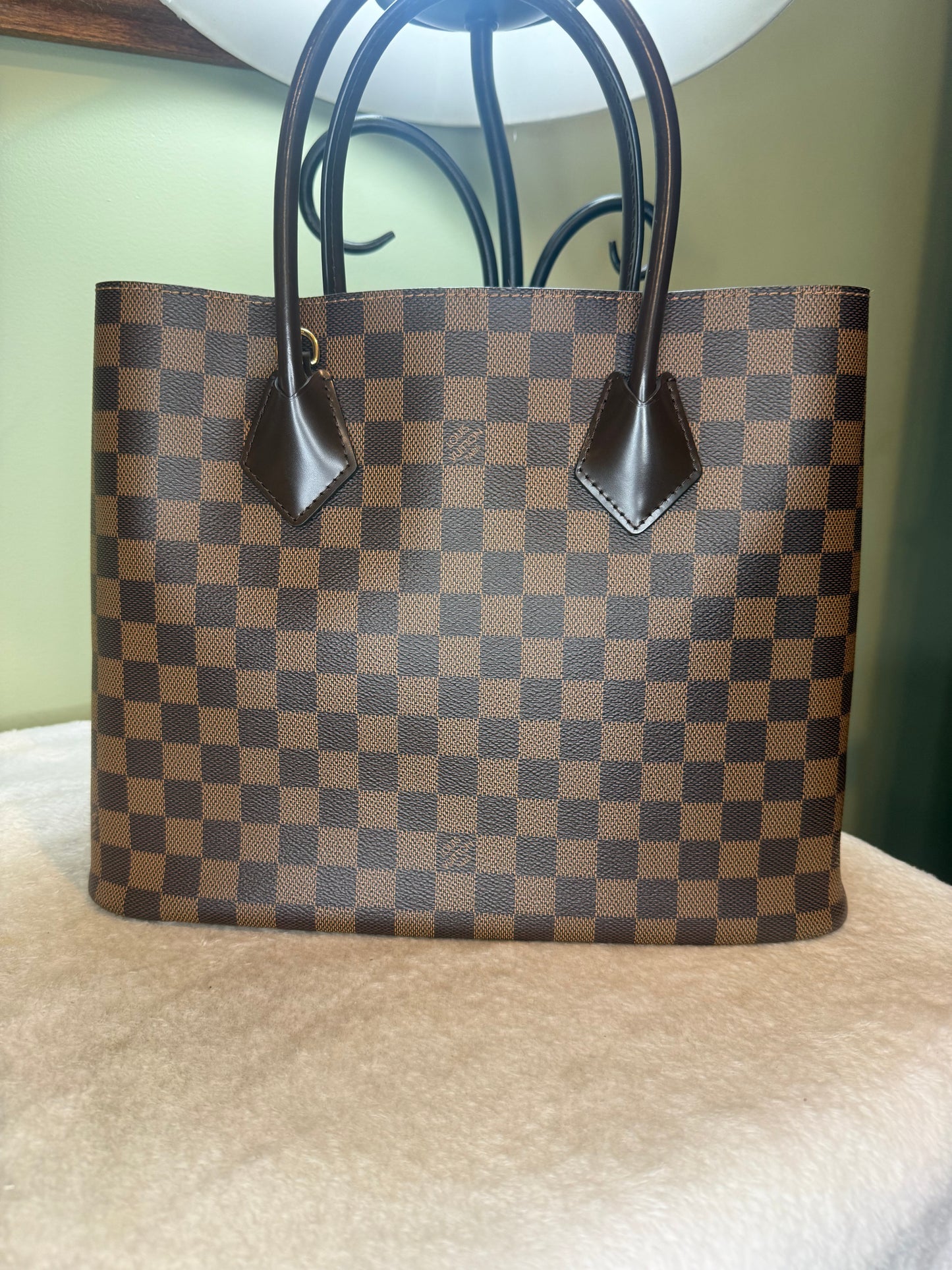 1228. Louis Vuitton Damier Ebene  Kensington Handbag