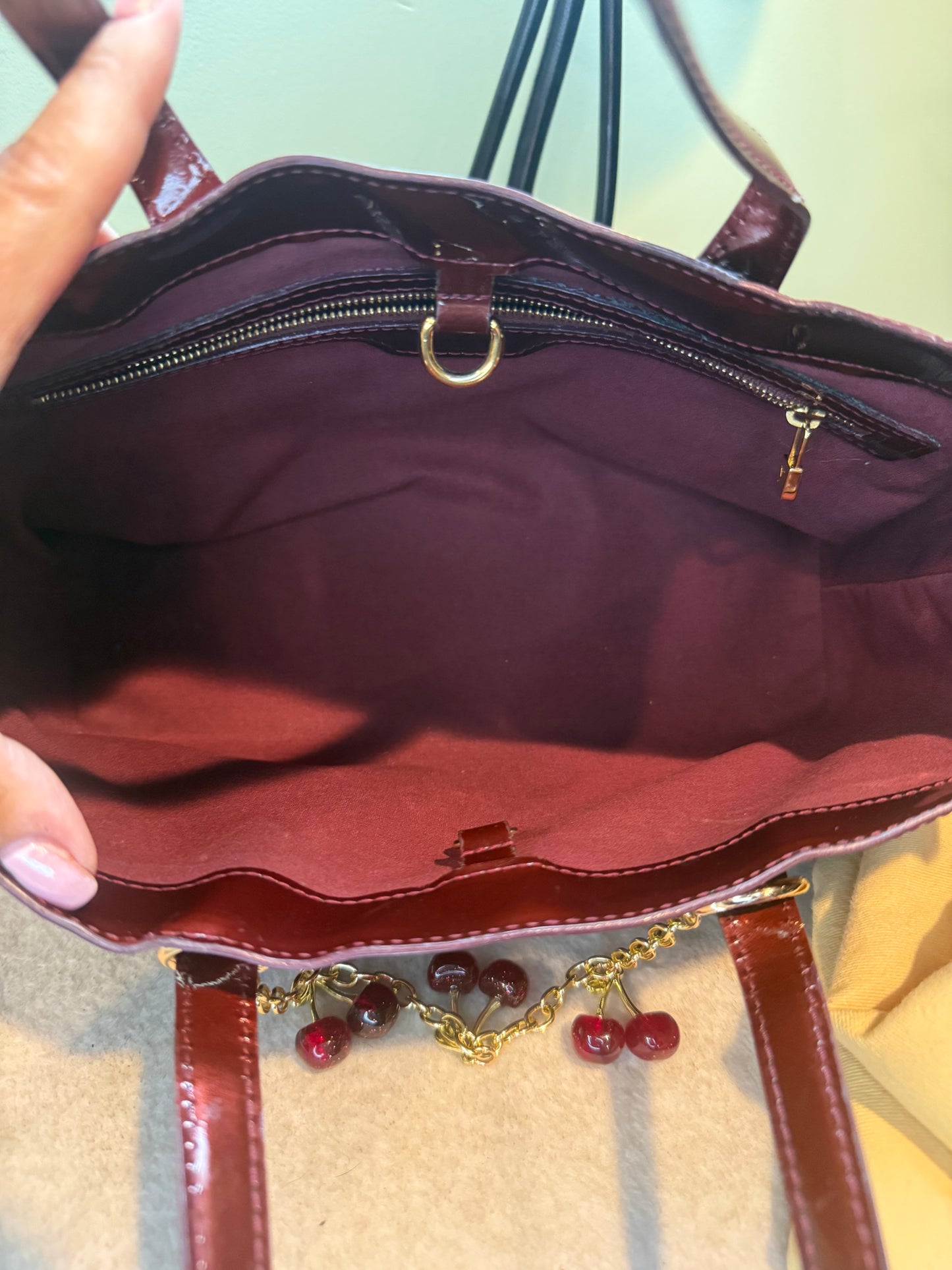 1606. Louis Vuitton Amarante Vernis Wilshire