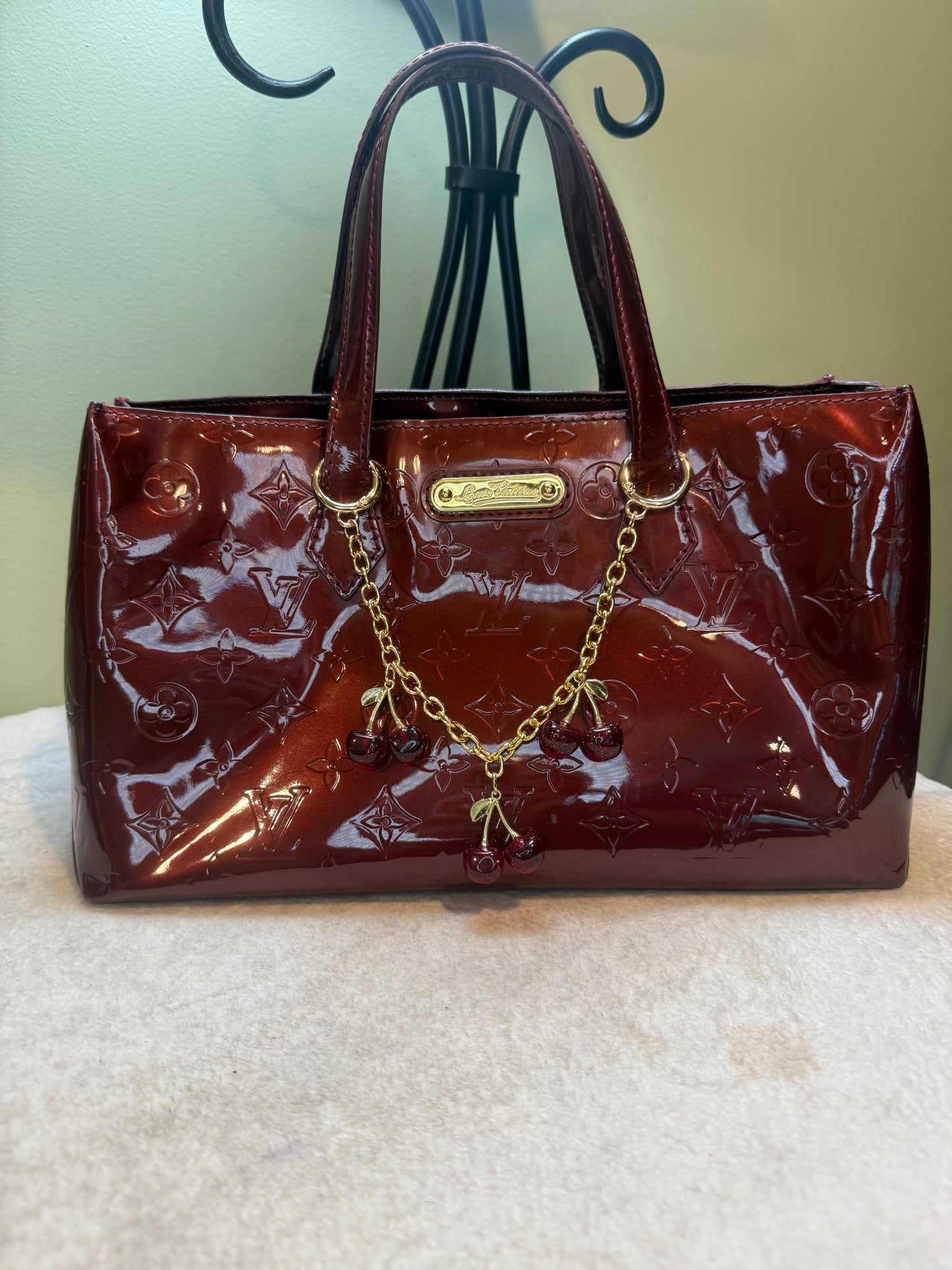 1606. Louis Vuitton Amarante Vernis Wilshire