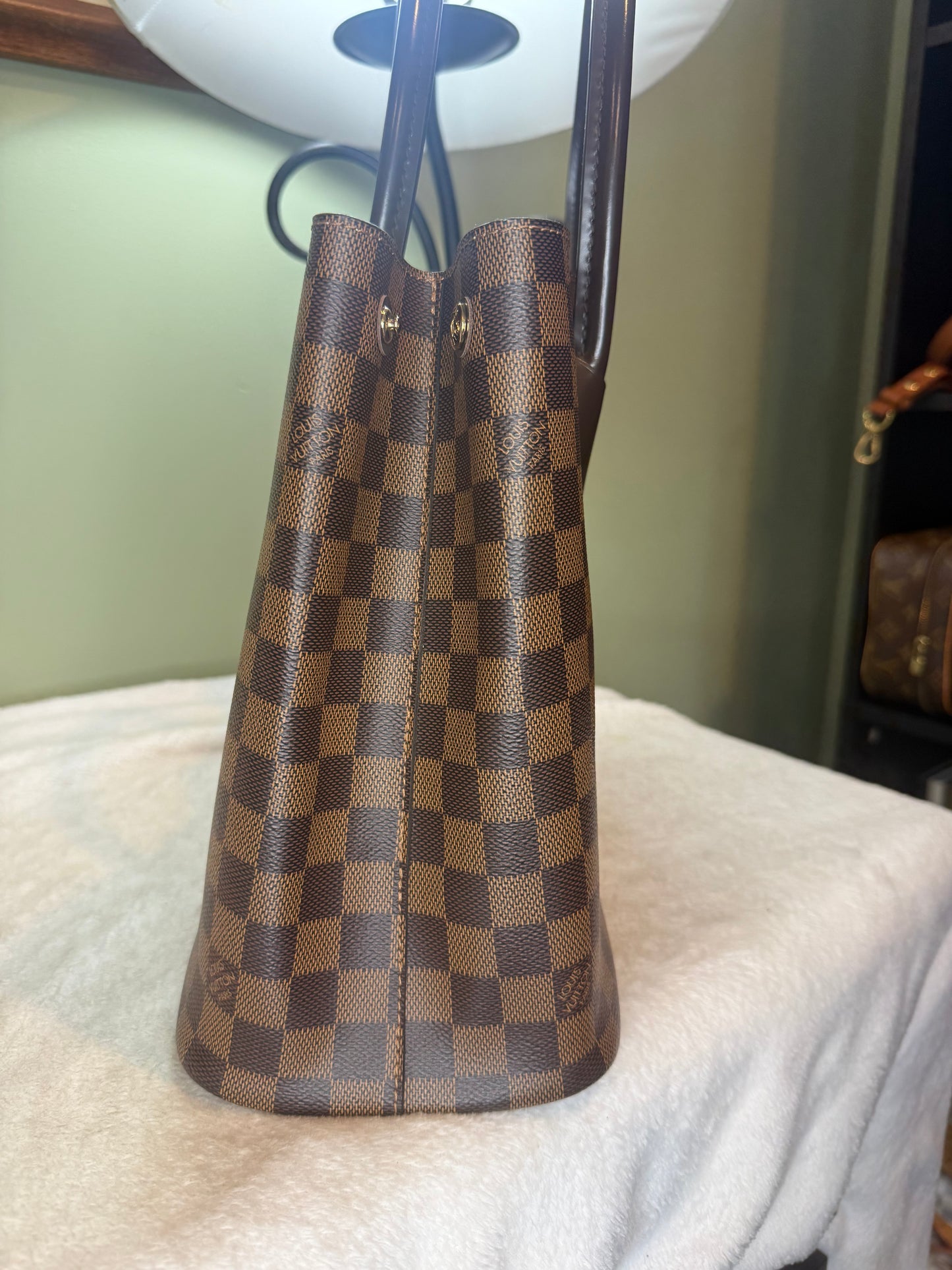 1228. Louis Vuitton Damier Ebene  Kensington Handbag