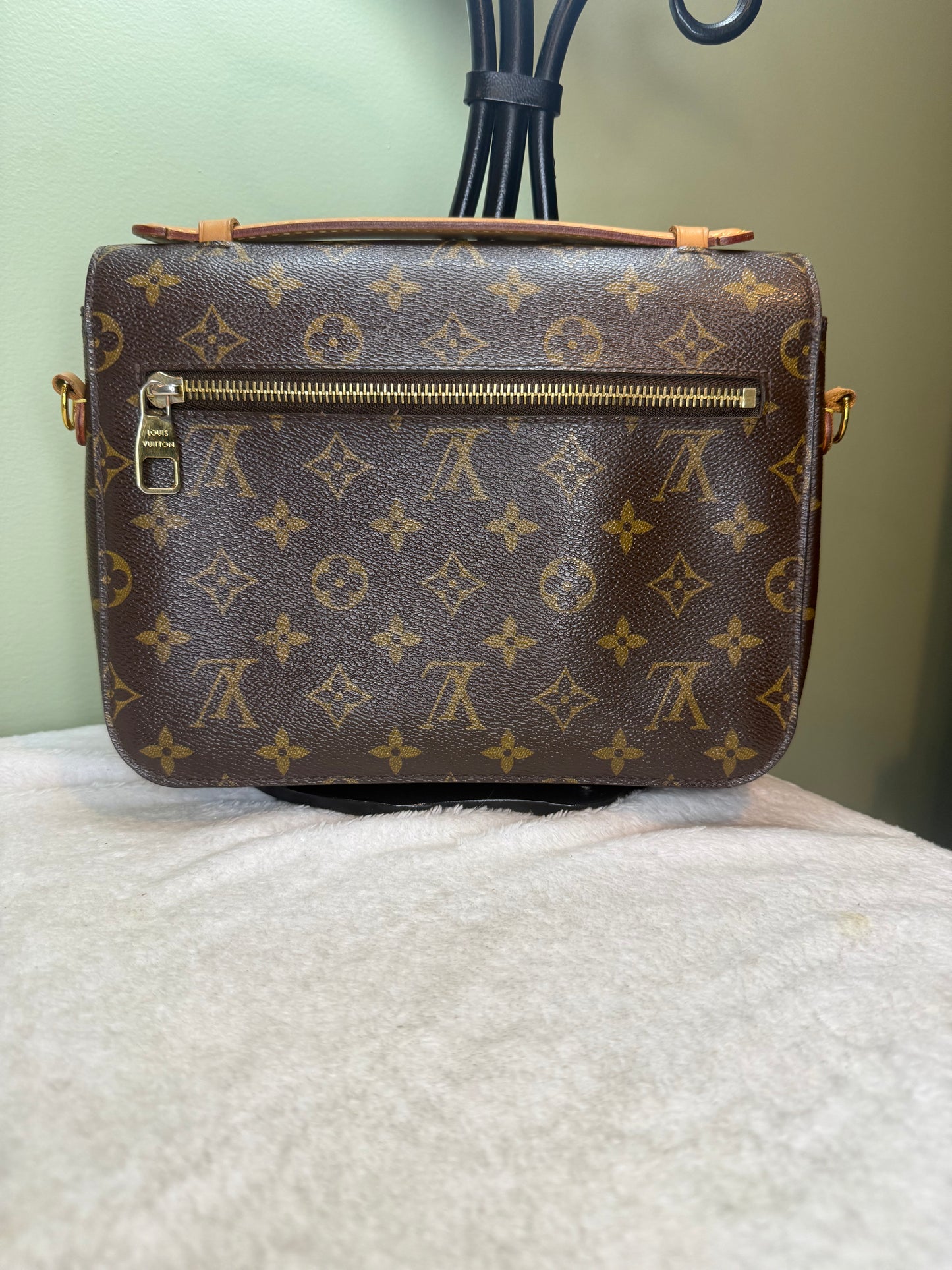 1254. Louis Vuitton Monogram Pochette Metis