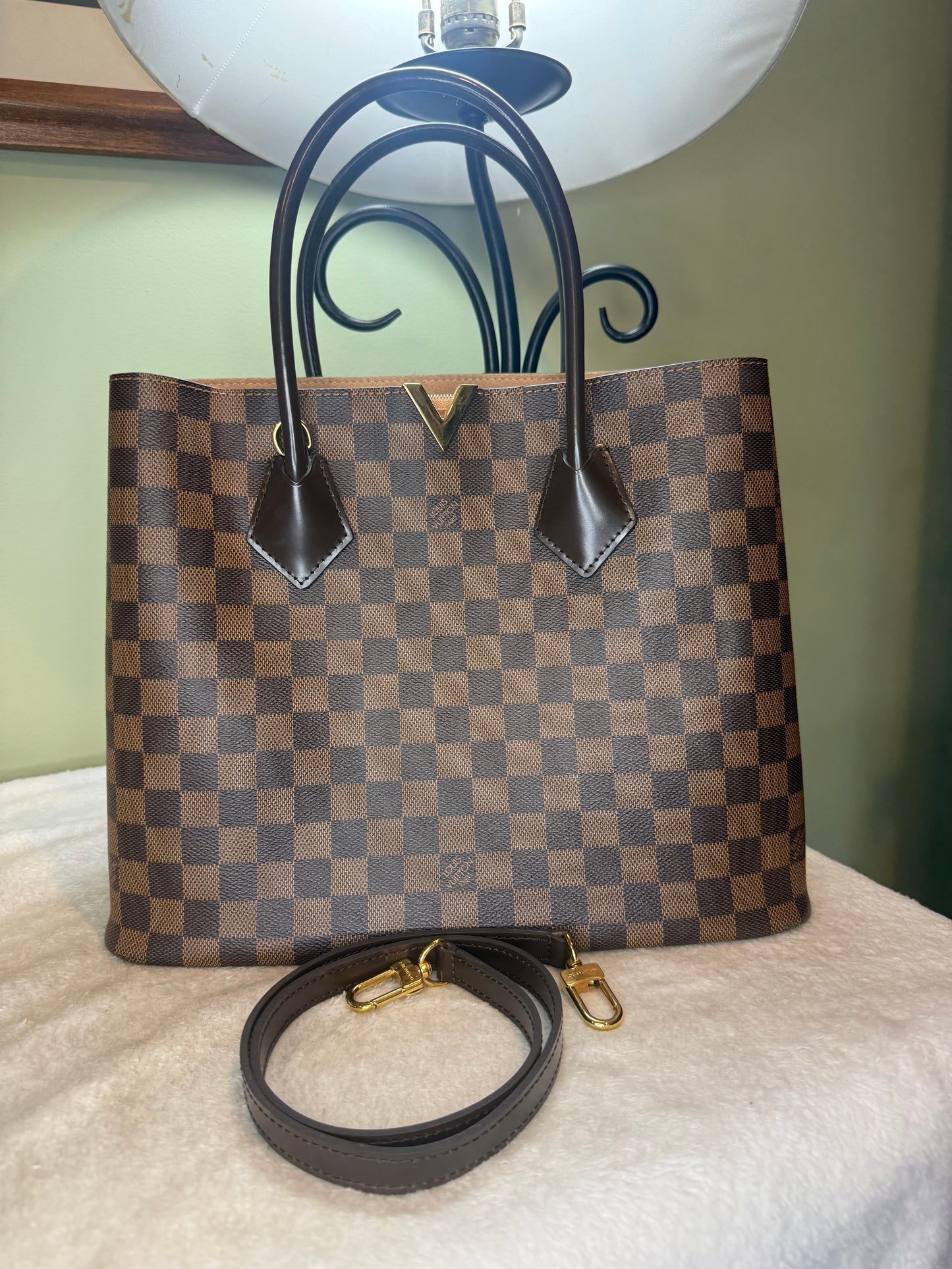 1228. Louis Vuitton Damier Ebene  Kensington Handbag