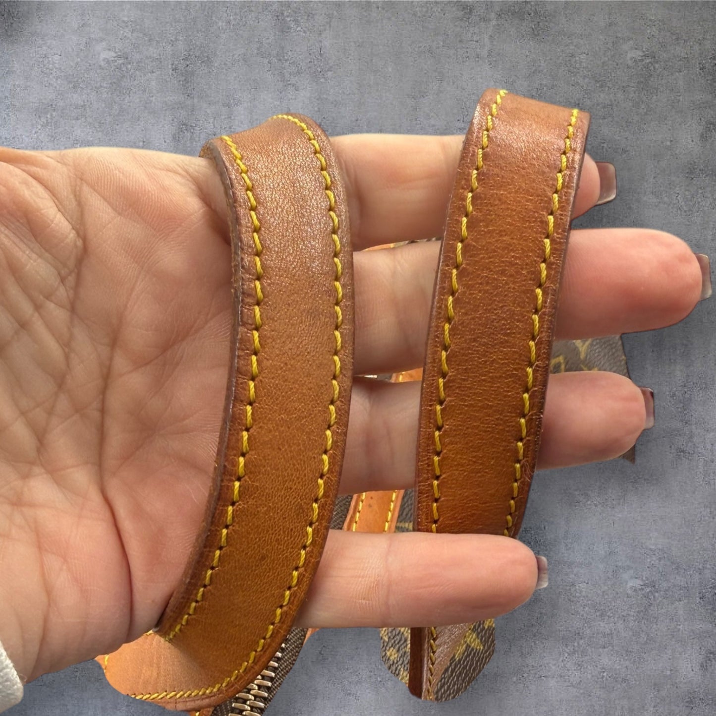 352. Louis Vuitton Monogram Sac Souple 35