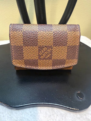 1628. Louis Vuitton Damier Ebene Cuff link Holder