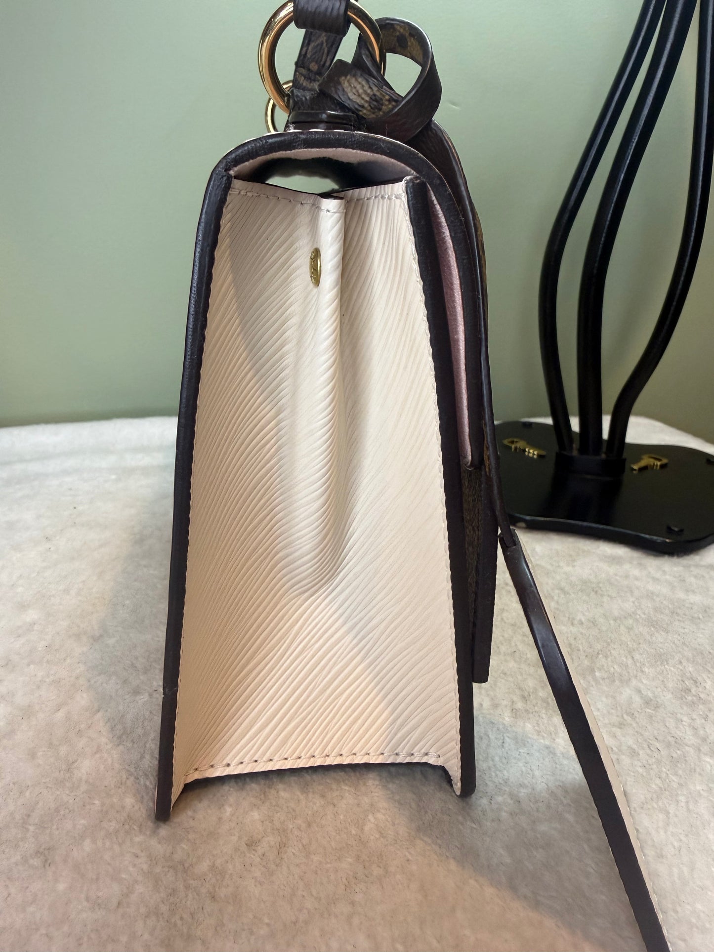 1276. Louis Vuitton Pink Vernis Spring Street