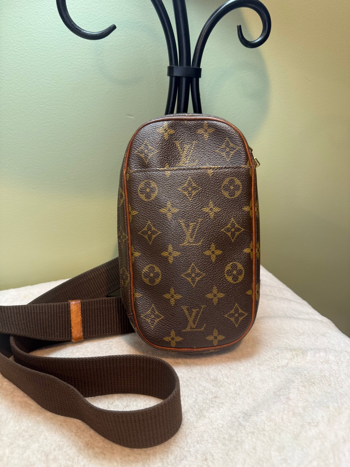 1596. Louis Vuitton Monogram Gange