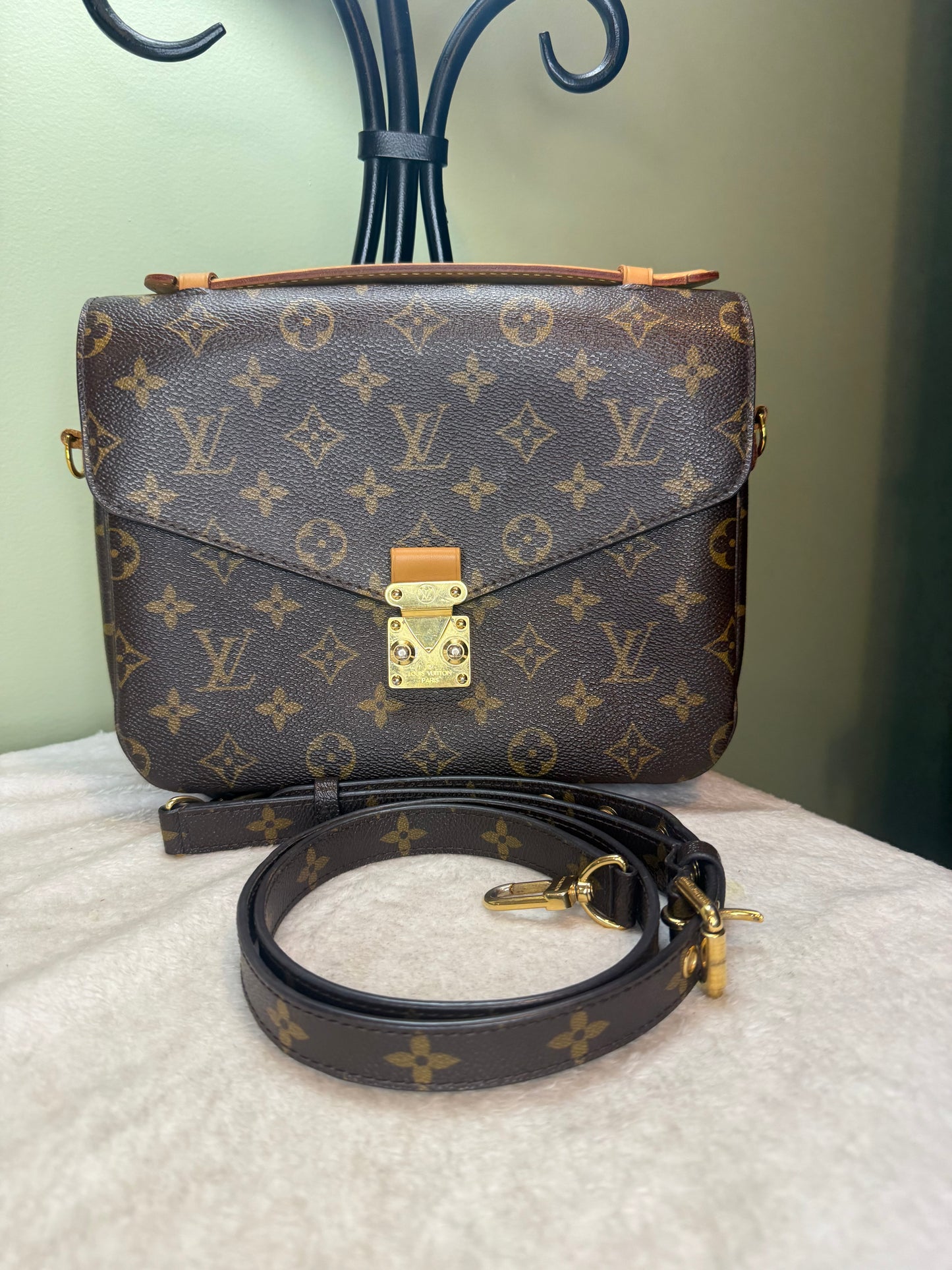 1254. Louis Vuitton Monogram Pochette Metis