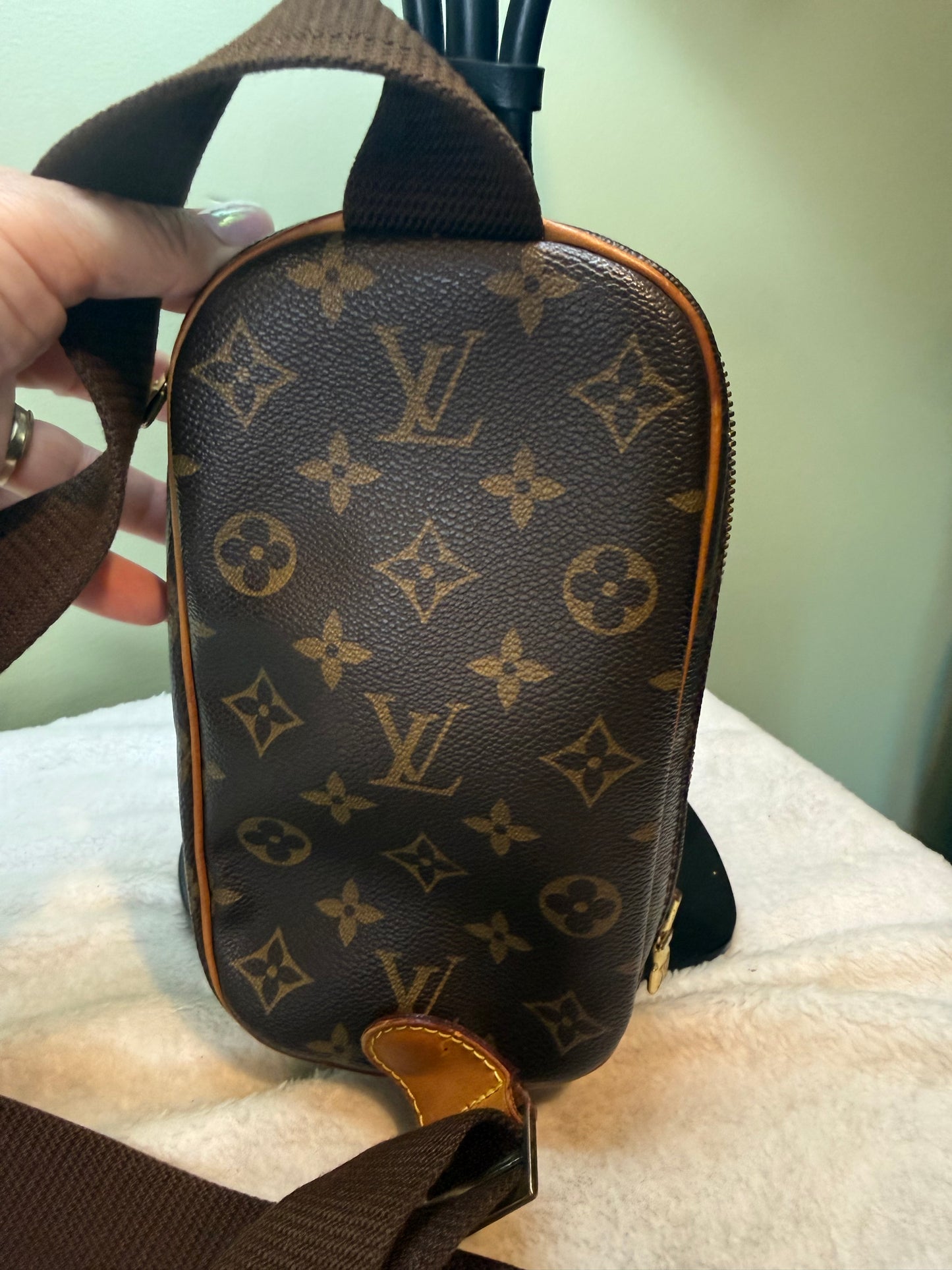 1195. Louis Vuitton Monogram Gange Sling Bag
