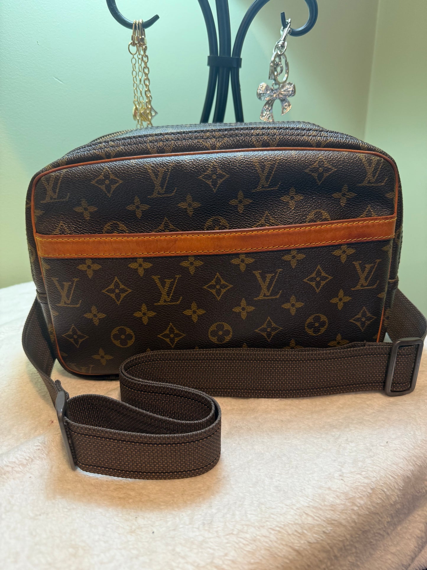 299. Louis Vuitton Monogram Reporter MM Unisex Bag