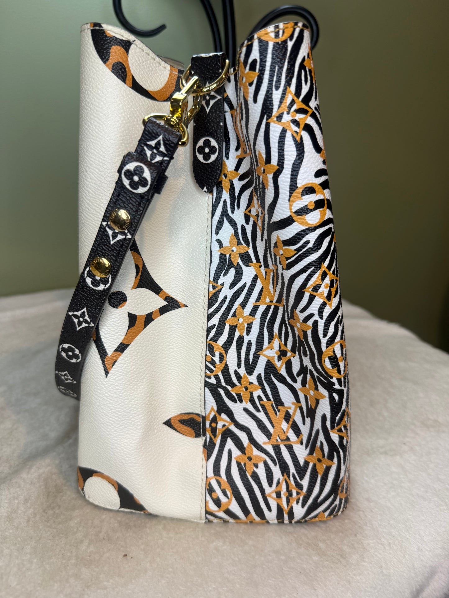 1487. Louis Vuitton Giant Jungle NeoNoe MM
