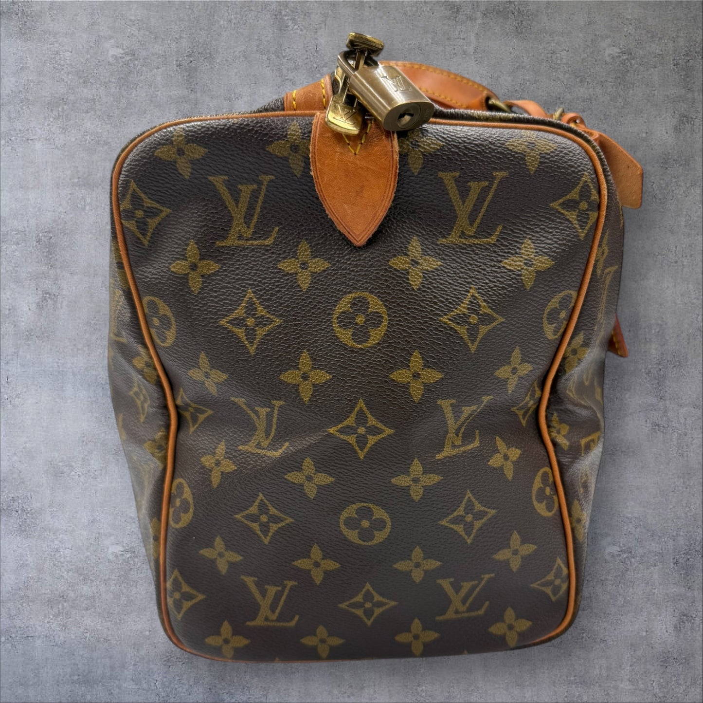 352. Louis Vuitton Monogram Sac Souple 35
