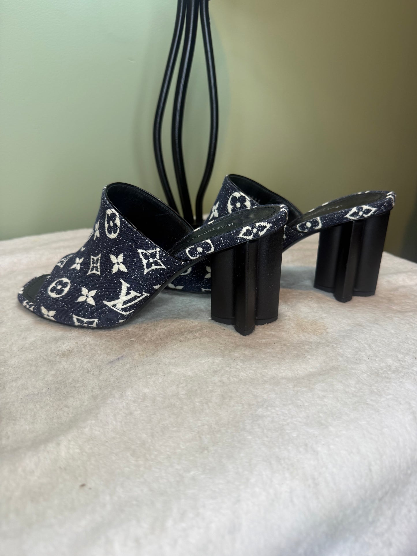 1569. Louis Vuitton Blue Denim Monogram Silhouette Mule Heals