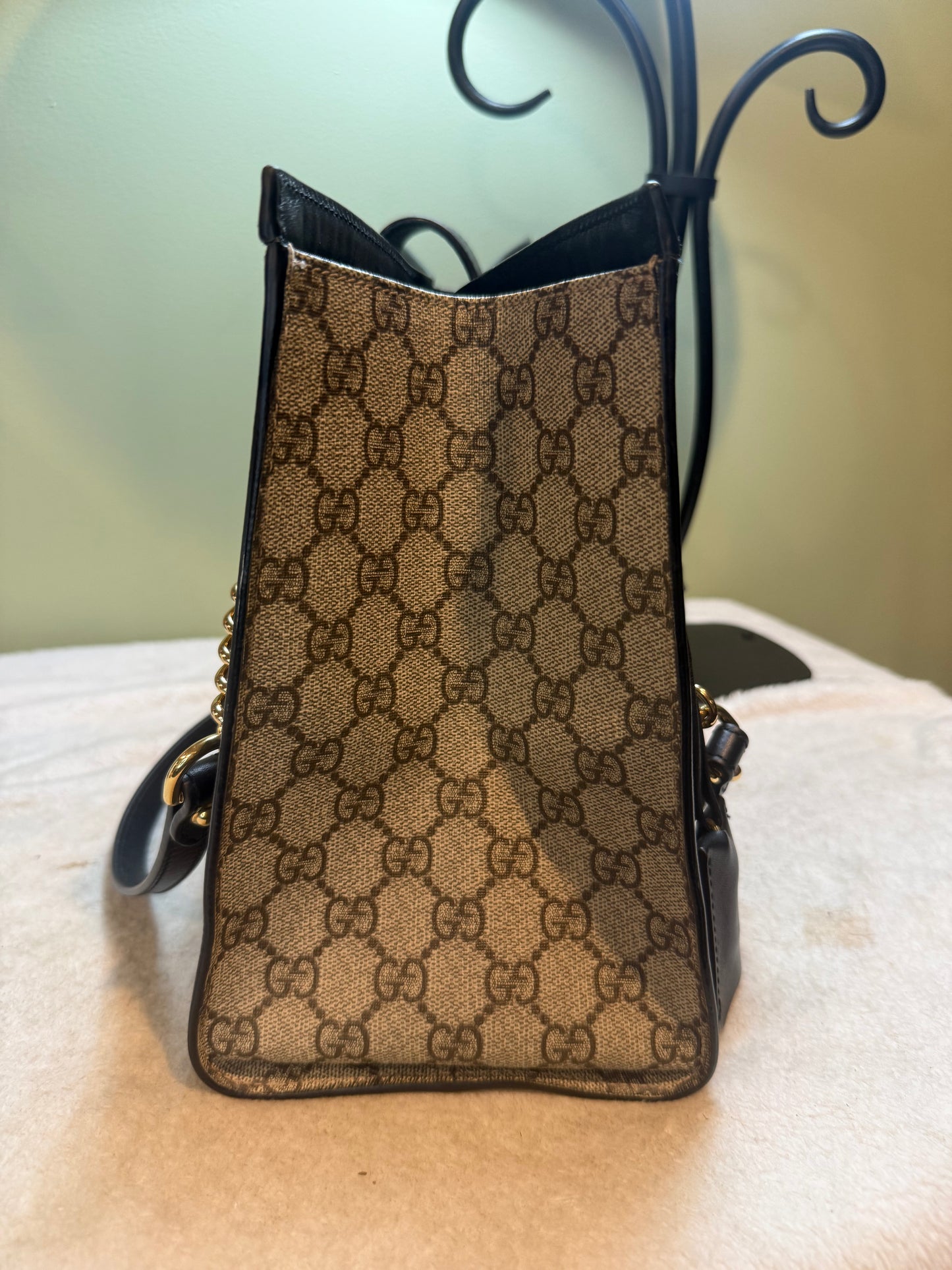 1672. Gucci GG Medium Padlock Shoulder bag
