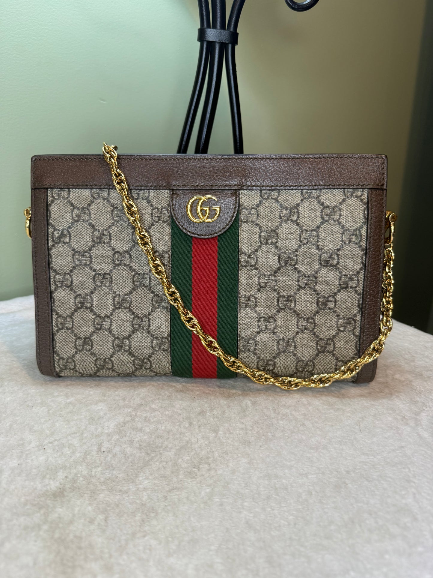 1227. Gucci GG Supreme Medium Ophidia Shoulder Bag