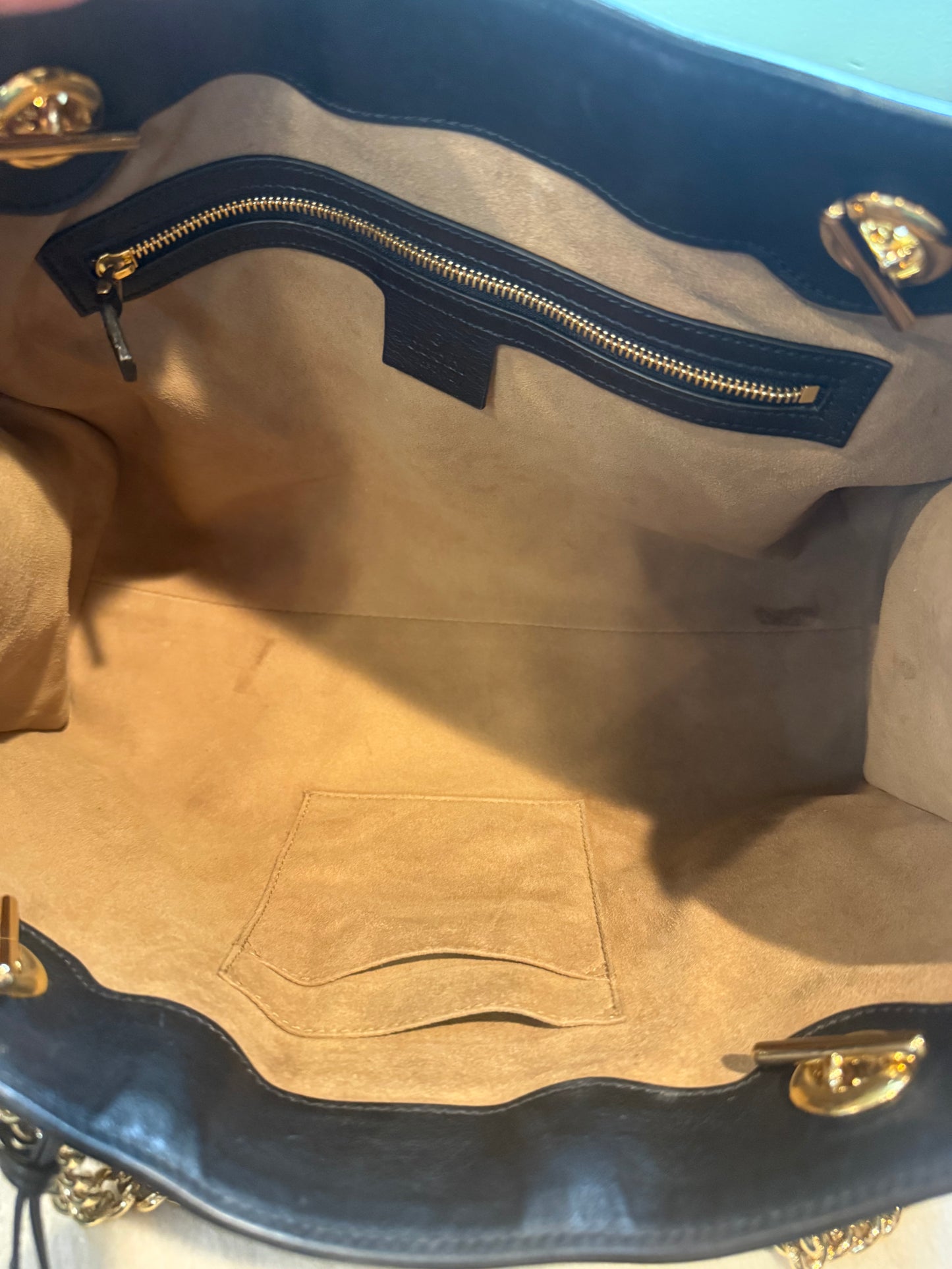 1672. Gucci GG Medium Padlock Shoulder bag