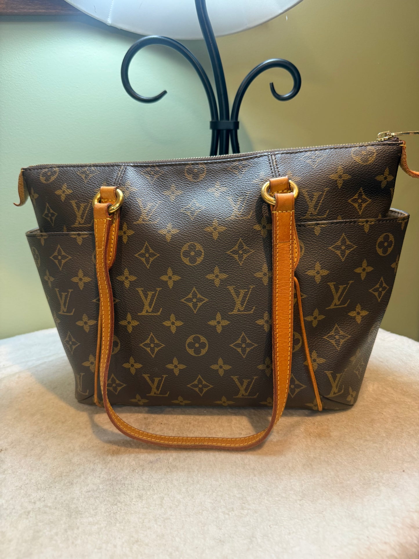 1663. Louis Vuitton Monogram Totally PM
