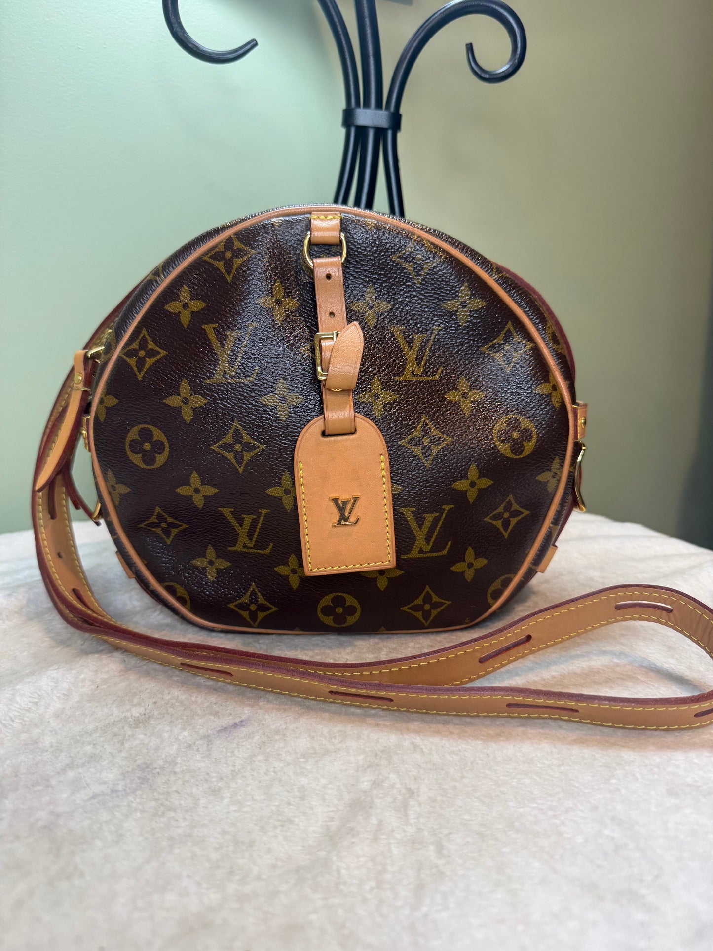 1371. Louis Vuitton Monogram Boite Chapeau Souple