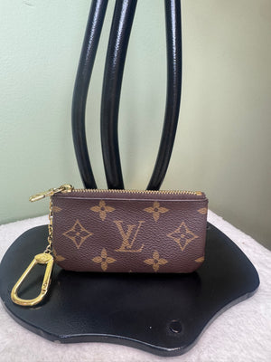 1394. Louis Vuitton Monogram Key Cles