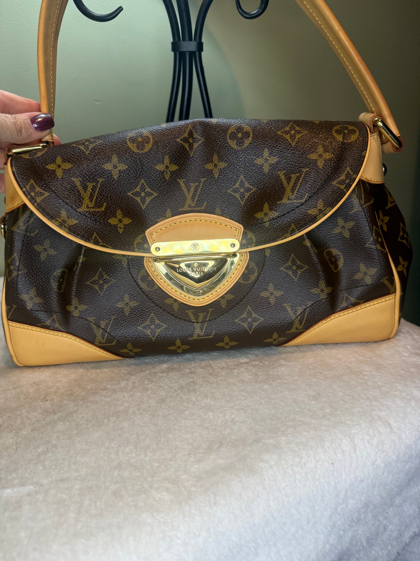 1272. Louis Vuitton Monogram Beverly PM