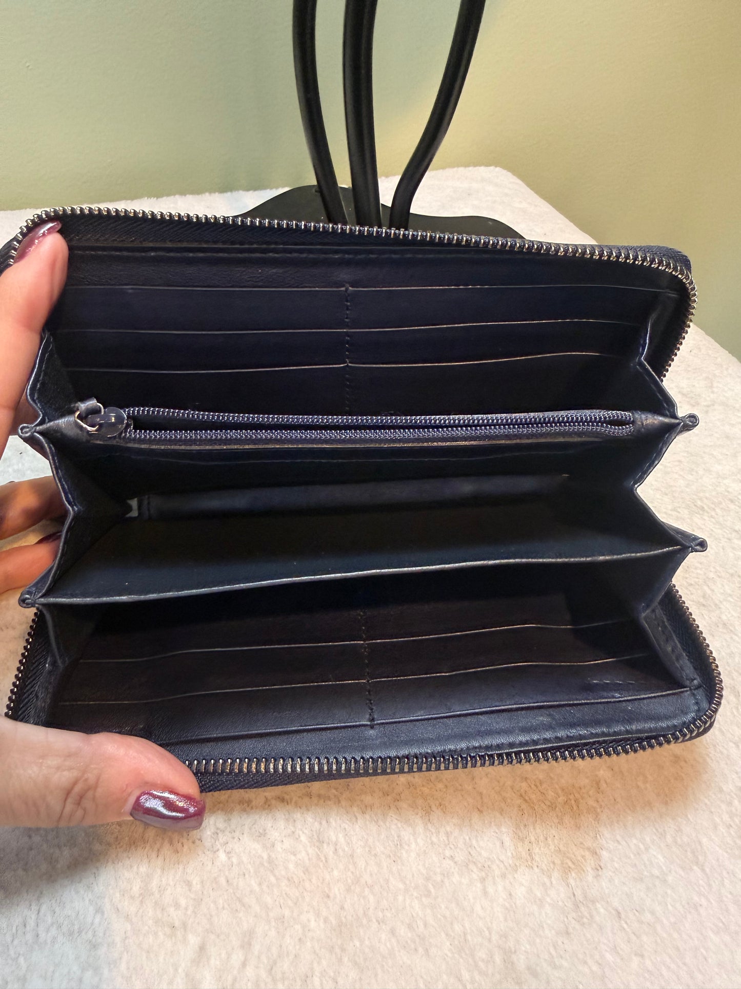 1674. Gucci Navy Leather Guccissima Zippy Wallet