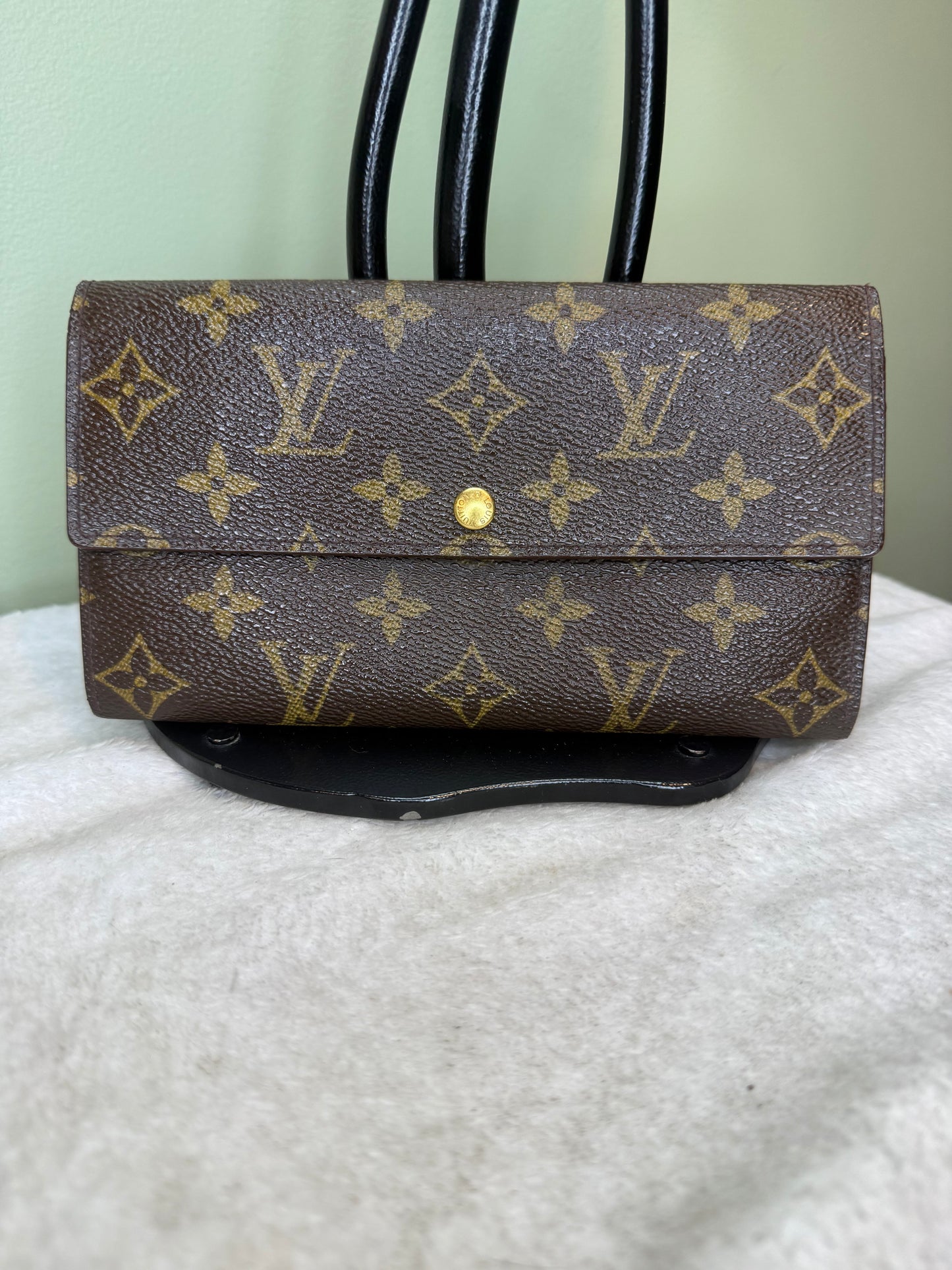 1559. Louis Vuitton Monogram Sarah Wallet