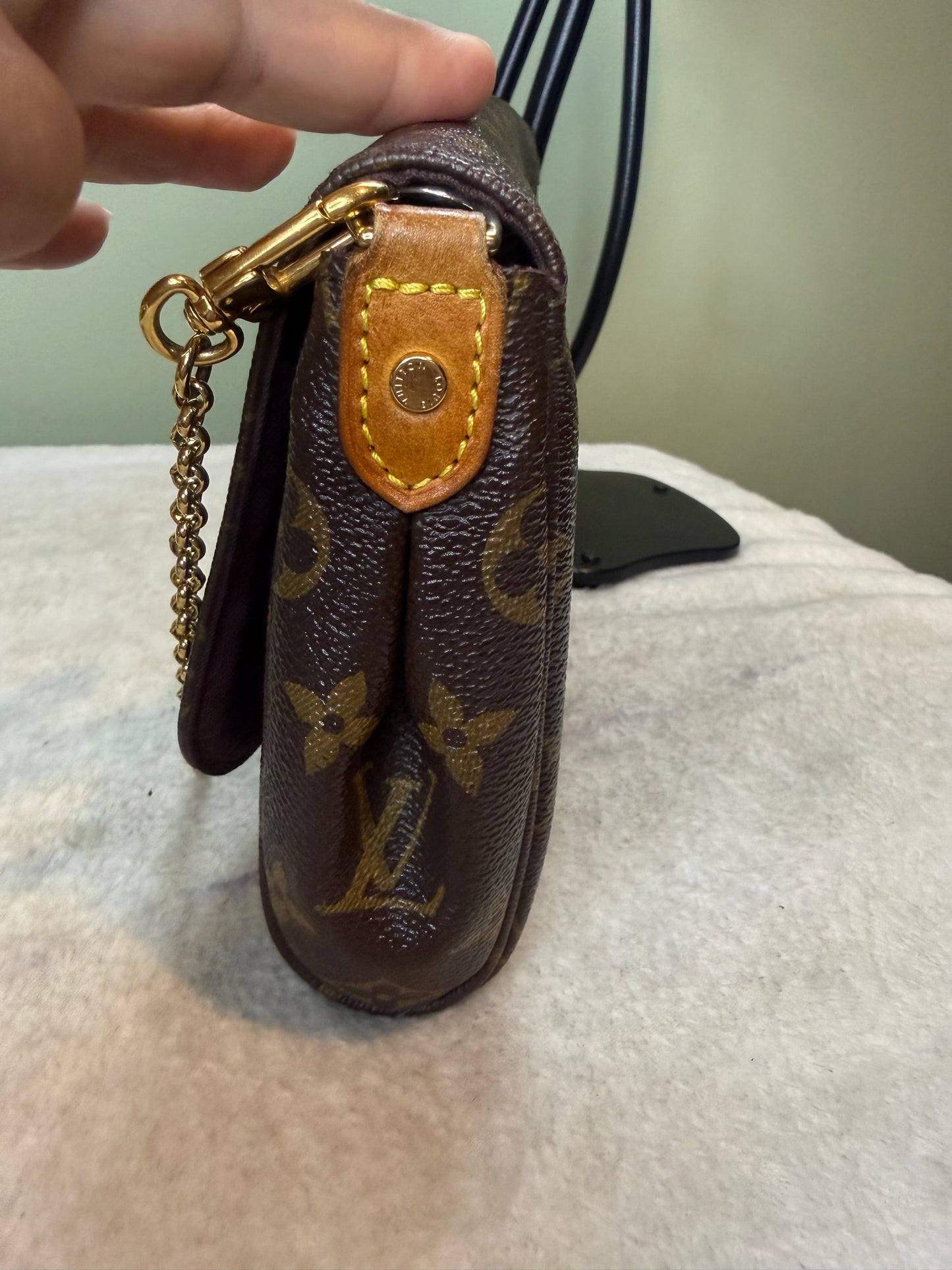 1463. Louis Vuitton Monogram Favorite MM