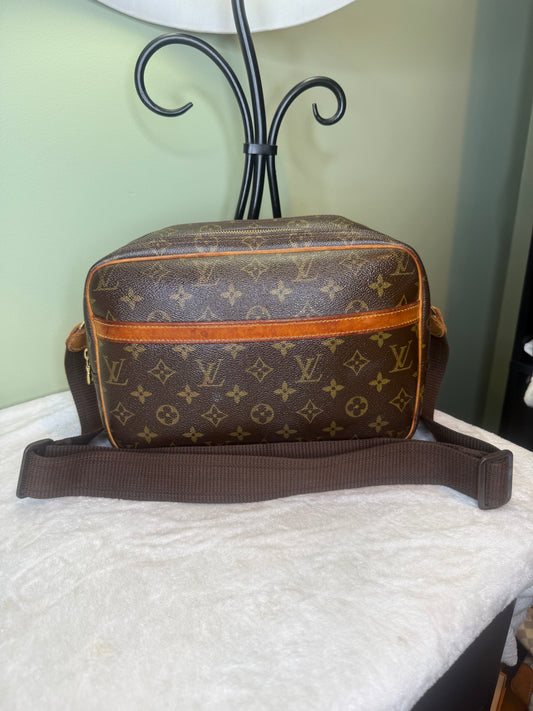 2107. Louis Vuitton Monogram Reporter