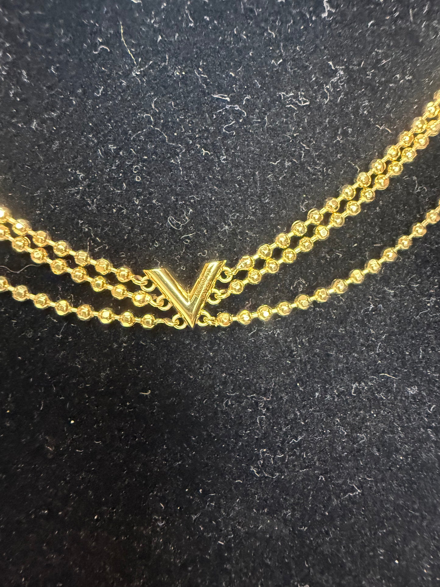 1426. Louis Vuitton Essential V Choker Necklace