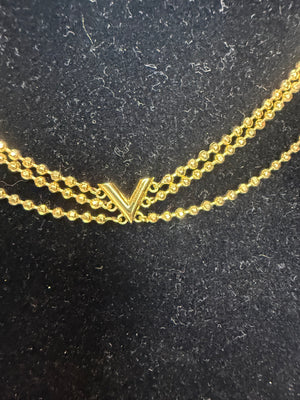 1426. Louis Vuitton Essential V Choker Necklace